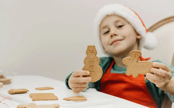 子供はジンジャーブレッドクッキーを持っています 年末年始 料理クリスマスクッキー — ストック写真