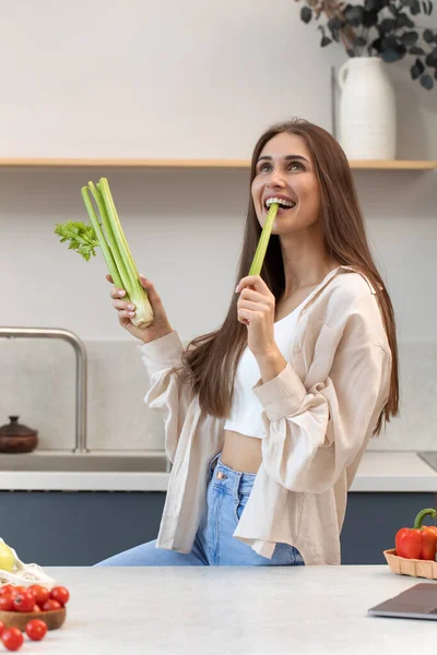 Atractiva Mujer Feliz Comiendo Apio Fresco Concepto Estilo Vida Saludable — Foto de Stock