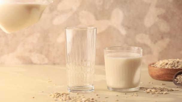 Latte Vegetariano Farina Avena Versato Bicchiere Una Brocca Latte Alternativo — Video Stock
