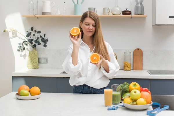 Una Joven Rubia Sostiene Mitades Naranjas Sus Manos Cocina Junto — Foto de Stock