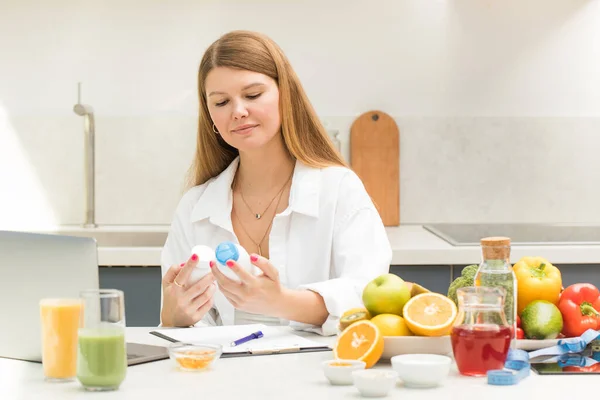 Egy Fiatal Táplálkozási Szakértő Dolgozik Asztalnál Vitaminok Összetételét Tanulmányozza Biológiailag — Stock Fotó