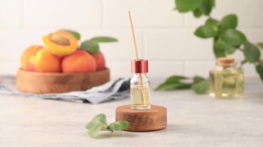 Kayısı aromalı iç parfüm. Bir kadın bambu çubuklarını aromatik yağlı bir difüzöre koyar. Video