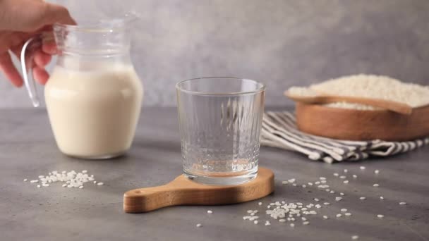 Latte Riso Versato Una Brocca Bicchiere Latte Alternativo Senza Lattosio — Video Stock