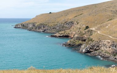 Yeni Zelanda 'daki bir milli parktan deniz manzarası. Kayalık bir sahili olan bir körfez. Doğa ile duvar kağıdı.