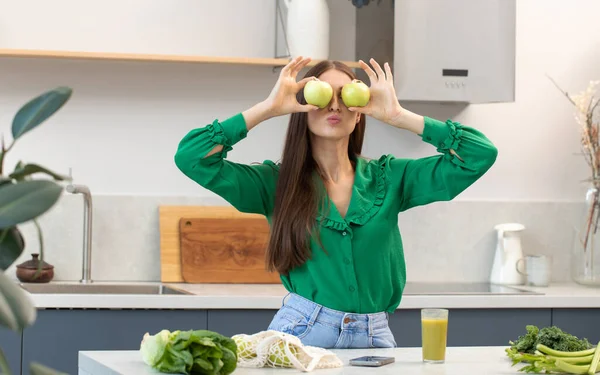 Eine Attraktive Frau Schließt Die Augen Grüne Äpfel Stehen Der — Stockfoto