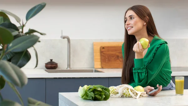 Una Giovane Donna Felice Tiene Mano Una Mela Verde Cucina — Foto Stock