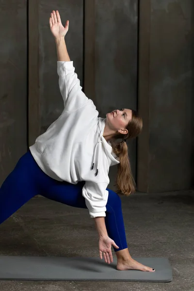 Atleta Sta Posa Triangolo Pilates Formazione Yoga Donna Tilt Lato — Foto Stock