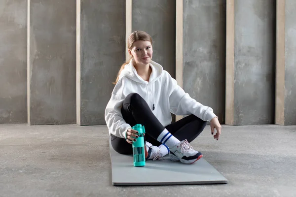 Atleta Sportswear Está Sentado Tapete Ioga Com Uma Garrafa Reutilizável — Fotografia de Stock