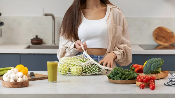 Eine Frau Holt Frisches Gemüse Aus Einer Baumwolltasche Während Sie — Stockfoto