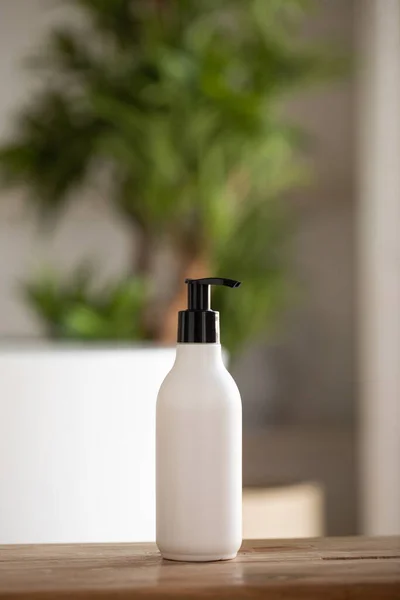 Egy Fehér Adagoló Makettje Kozmetikumokkal Fürdőszoba Előtt Egy Zöld Tejszín — Stock Fotó