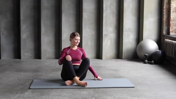 Femeie Îmbrăcăminte Sport Practică Yoga Pilates Covor Conceptul Stretching Clasa — Videoclip de stoc