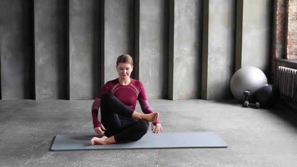 Una Mujer Ropa Deportiva Practica Yoga Pilates Una Esterilla Concepto — Vídeos de Stock