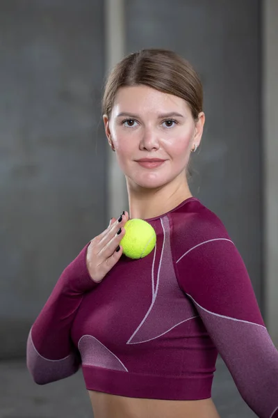 Молодая Женщина Спортивной Одежде Делает Самомассаж Нажимает Триггерные Точки Мячом — стоковое фото