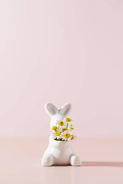 Figurine White Rabbit Bouquet White Daisies Pink Background Concept Spring — Stock Photo, Image
