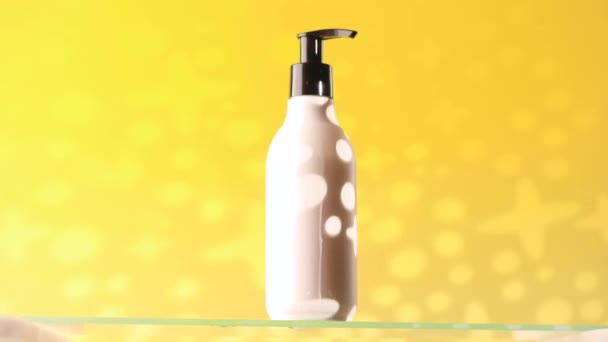 Apa Este Turnată Sus Flacon Dozator Alb Reutilizabil Produs Cosmetic — Videoclip de stoc