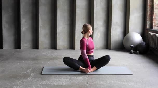 Une Femme Tenue Sport Pratique Yoga Pilates Sur Tapis Concept — Video