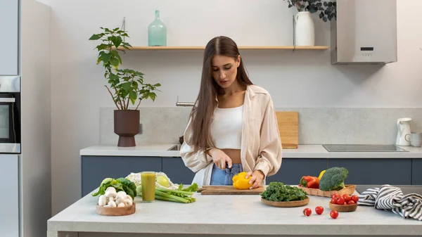Una Donna Taglia Pepe Insalata Verdure Cucina Vegetarismo Stile Vita — Foto Stock