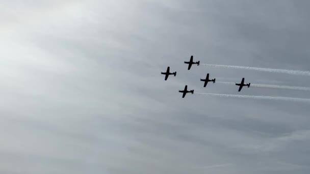 Gökyüzünde Bir Grup Spor Uçağının Performansı Akrobasi Gösterisi Hava Gösterisi — Stok video