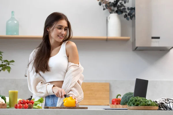 Attraktive Frau Schneidet Gemüse Für Salat Während Sie Auf Den — Stockfoto