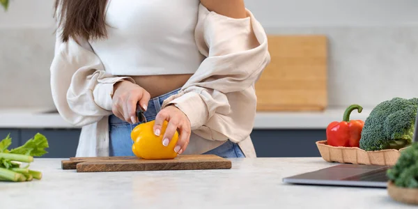 Çekici Kadın Dizüstü Bilgisayar Ekranına Bakarken Salata Için Sebze Kesiyor — Stok fotoğraf