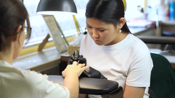 美容院的修指甲过程 美容师把钉子漆成清漆 美容业 — 图库视频影像