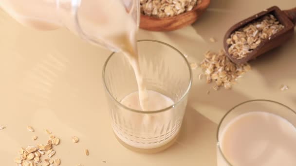Вівсяне Вегетаріанське Молоко Наливають Склянку Глечика Альтернативне Молоко Лактози — стокове відео