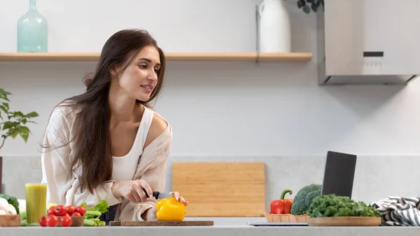 Vonzó Zöldségeket Vág Salátának Miközben Laptopot Néz Videó Recept Egészséges — Stock Fotó