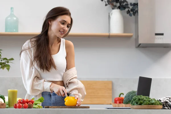 Eine Attraktive Frau Beobachtet Einen Kochkurs Zum Kochen Eines Vegetarischen — Stockfoto