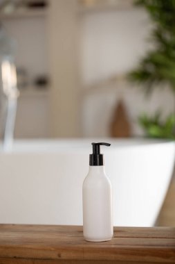 Banyonun önünde kozmetik ürünleri ve yeşil bir ağaç olan beyaz bir şeker kutusunun maketi. Krem, şampuan ya da duş jeli için bir şablon.