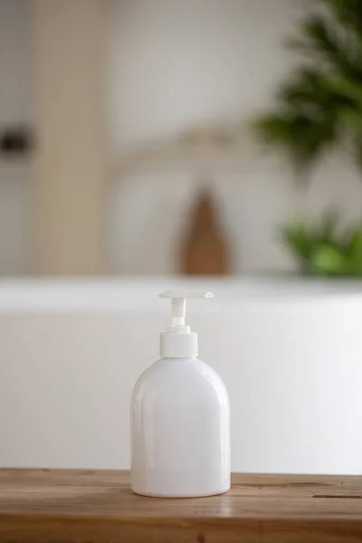 Egy Fehér Adagoló Makettje Kozmetikumokkal Fürdőszoba Előtt Egy Zöld Tejszín — Stock Fotó