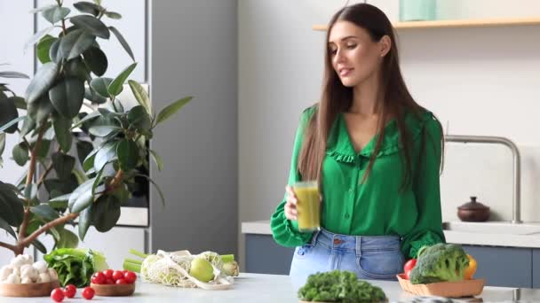 Привлекательная Счастливая Женщина Пьет Зеленый Смузи Концепция Здорового Питания Питания — стоковое видео