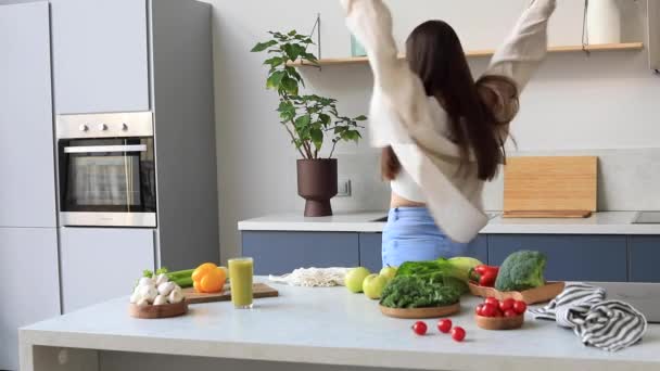 Una Mujer Alegre Está Bailando Girando Cocina Mesa Con Verduras — Vídeos de Stock