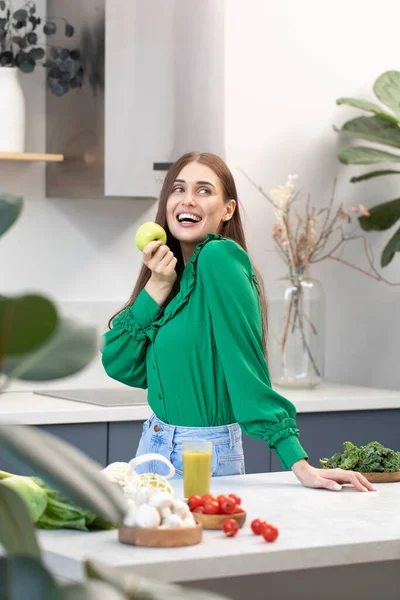 Eine Fröhliche Junge Frau Hält Der Küche Einen Grünen Apfel — Stockfoto
