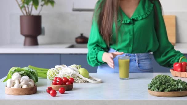 Kvinna Hämtar Ett Glas Grön Smoothie Från Bordet Begreppet Hälsosam — Stockvideo
