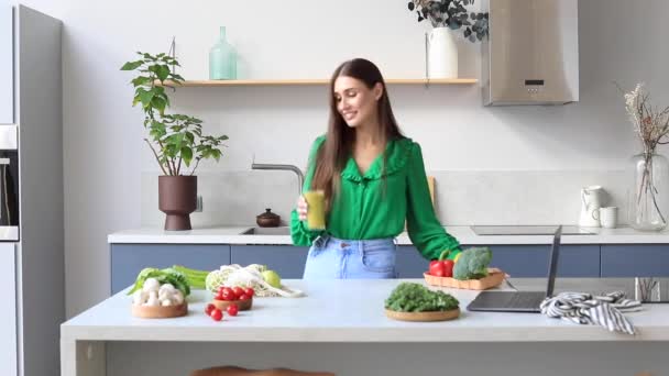 Attraktiv Kvinna Dricker Grön Smoothie Köket Begreppet Hälsosam Kost Vegetarianism — Stockvideo