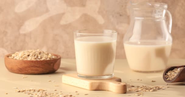 Вівсяне Молоко Склянці Легкому Малюнку Концепція Альтернативного Овочевого Молока — стокове відео