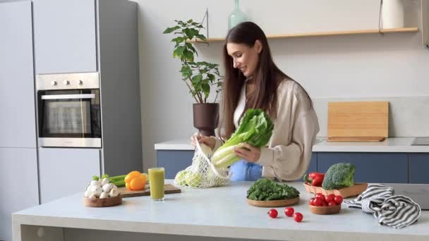 Çekici Bir Esmer Yeniden Kullanılabilir Bir Çantadan Taze Marul Salatası — Stok video