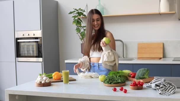 Çekici Bir Kadın Çantasından Olgun Bir Elma Çıkarır Mutfakta Dans — Stok video