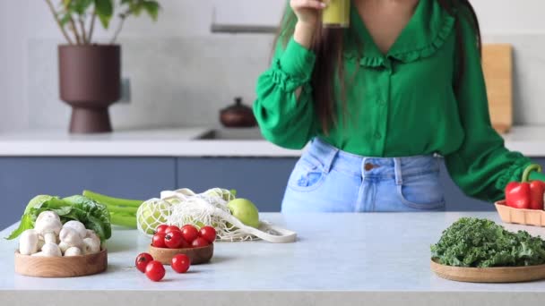 Kvinna Lägger Ett Glas Grön Smoothie Bordet Begreppet Hälsosam Kost — Stockvideo