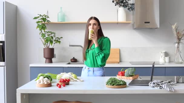 Atrakcyjna Kobieta Pije Zielony Koktajl Kuchni Koncepcja Zdrowego Odżywiania Wegetarianizmu — Wideo stockowe