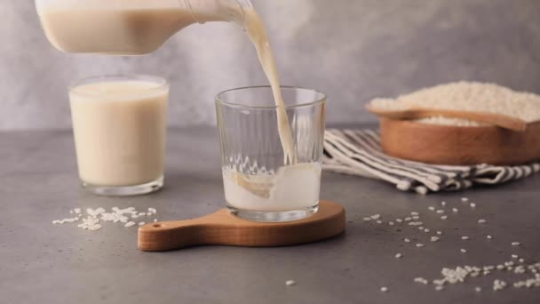 米ミルクは瓶からグラスに注ぐ 代替乳糖フリーミルク ベジタリアンドリンク — ストック動画