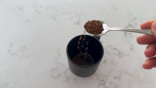 Caffè Istantaneo Cucchiaino Caffè Istantaneo Viene Versato Una Tazza Video — Video Stock
