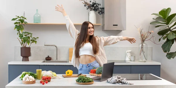 Una Mujer Atractiva Sonríe Baila Mientras Cocina Plato Vegetariano Concepto — Foto de Stock