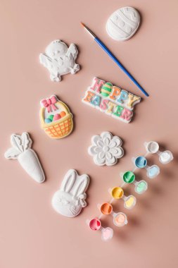 Paskalya figürleri boyalı alçıdan yapılmış, Paskalya için çocuk el işi kavramı. Bir çocuk için bir sanat seti.