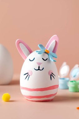 Tavşan şeklinde Paskalya yumurtası. Çocuklu Paskalya el sanatları fikirleri. Mutlu Paskalya tebrik kartları..