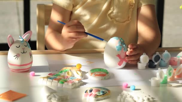 小孩子装饰复活节彩蛋 关于带孩子的复活节手工艺品的想法 复活节快乐创造力和业余爱好 — 图库视频影像