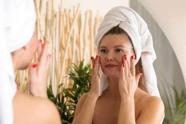 Uma Mulher Atraente Aplica Produto Cosmético Pele Frente Espelho Faz — Fotografia de Stock
