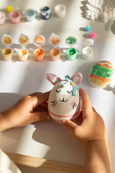 Una Niña Linda Está Decorando Huevo Pascua Forma Conejo Ideas —  Fotos de Stock
