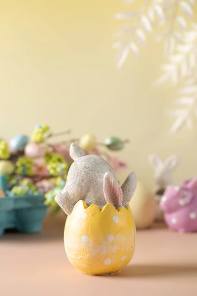 Composición Festiva Pascua Con Conejo Huevo Pascua Sobre Fondo Floral — Foto de Stock