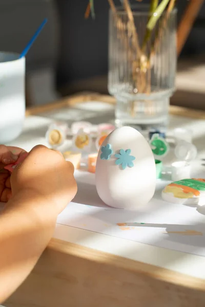 Una Bambina Carina Sta Decorando Uovo Pasqua Idee Artigianato Pasquale — Foto Stock